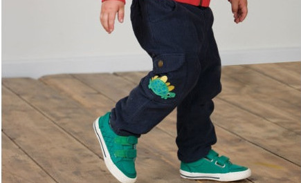 Babyhose blau und grüne Schuhe