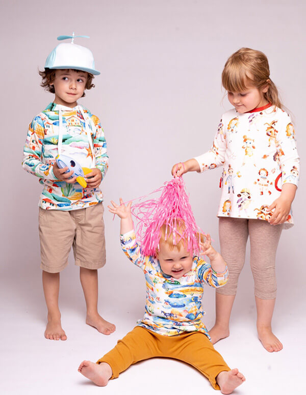 Kinder mit Curious Stories-Kleidung