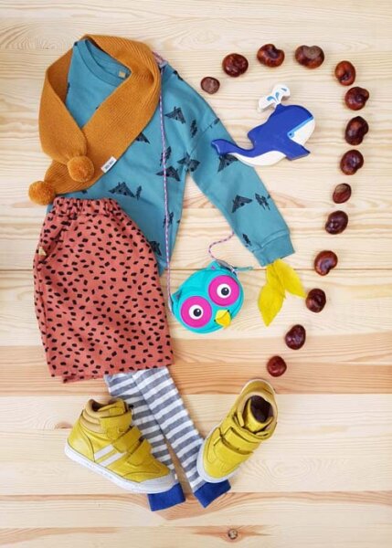Flatlay mit nachhaltiger Kinderkleidung von Lötiekids