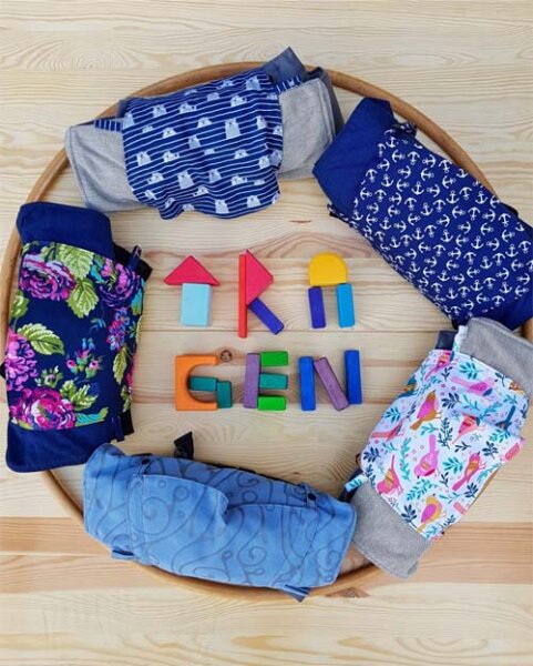 Flatlay mit Babytragen von Fräulein Hübsch mit Bauklötzen von Grimms Holzspielzeug