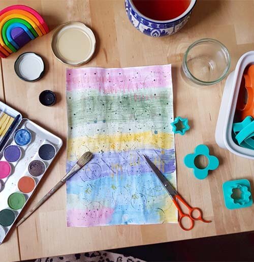 DIY Collagentechnik für Kinder: Schritt 1 Blatt Papier mit Naturfarben bemalen