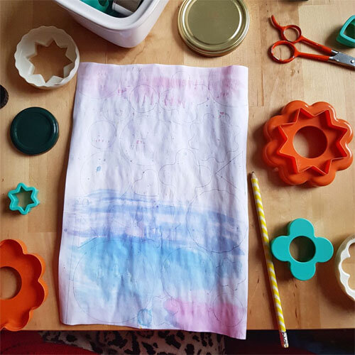 DIY Kunstwerk mit Kindern: Schritt 2 Formen mit Ausstechförmchen abmalen
