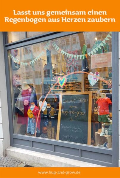 Regenbogen im Fenster zu Corona: Wir machen mit. Ladenfenster im Hug & Grow in Berlin.