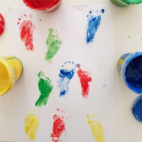 Kinderfußabdrücke mit Fingerfarbe