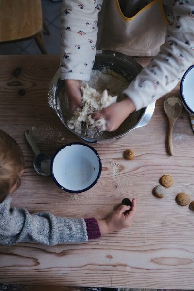 Backende Kinder im Advent