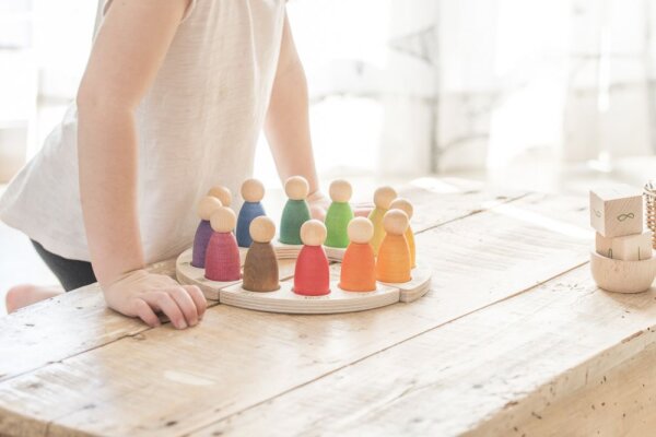 Jahreskalender mit 12 Nins Figuren Regenbogen