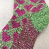 Feinstricksocke Herzchen maigr&uuml;n-pink