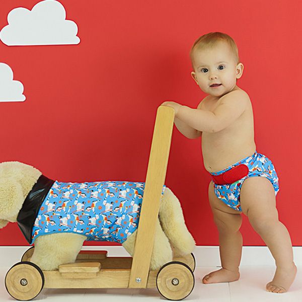 Baby mit bunten Stoffwindeln von Totsbots