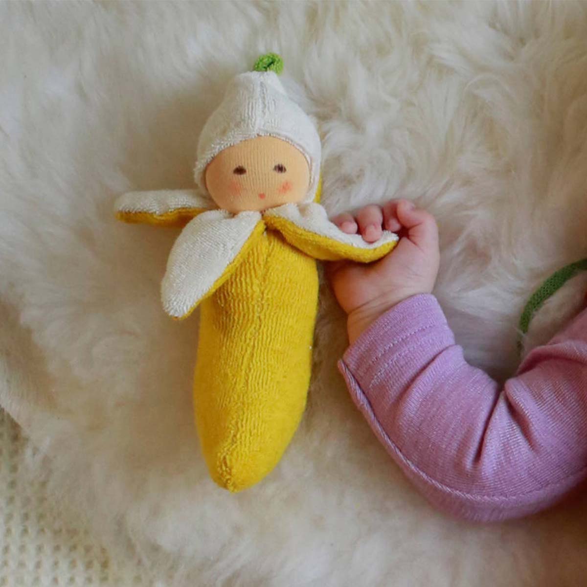Eine Babyhand greift den Bananen Greilfing von Nanchen Natur