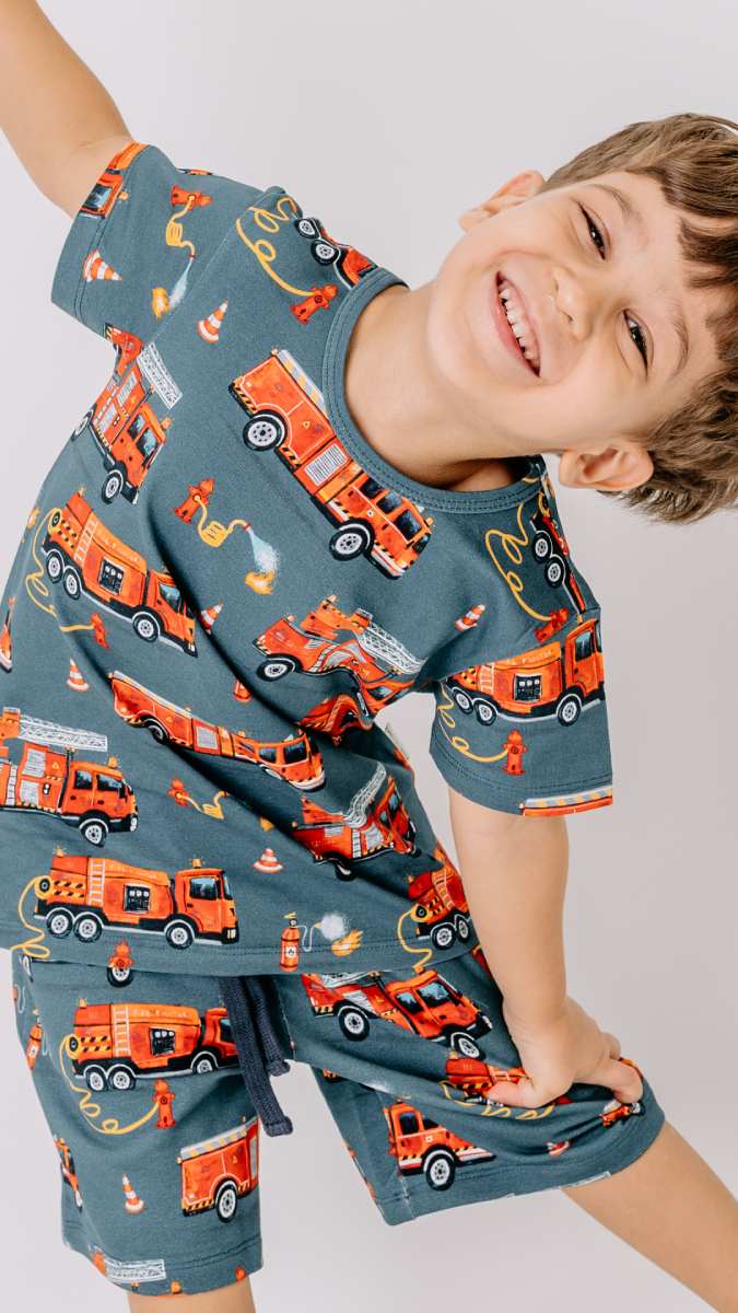 Kinder T-Shirt und kurze Hose mit Feuerwehr Muster von Walkiddy