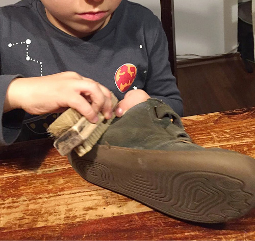 Schuh-putzen-mit-Kinder-zu-Nikolaus.jpg