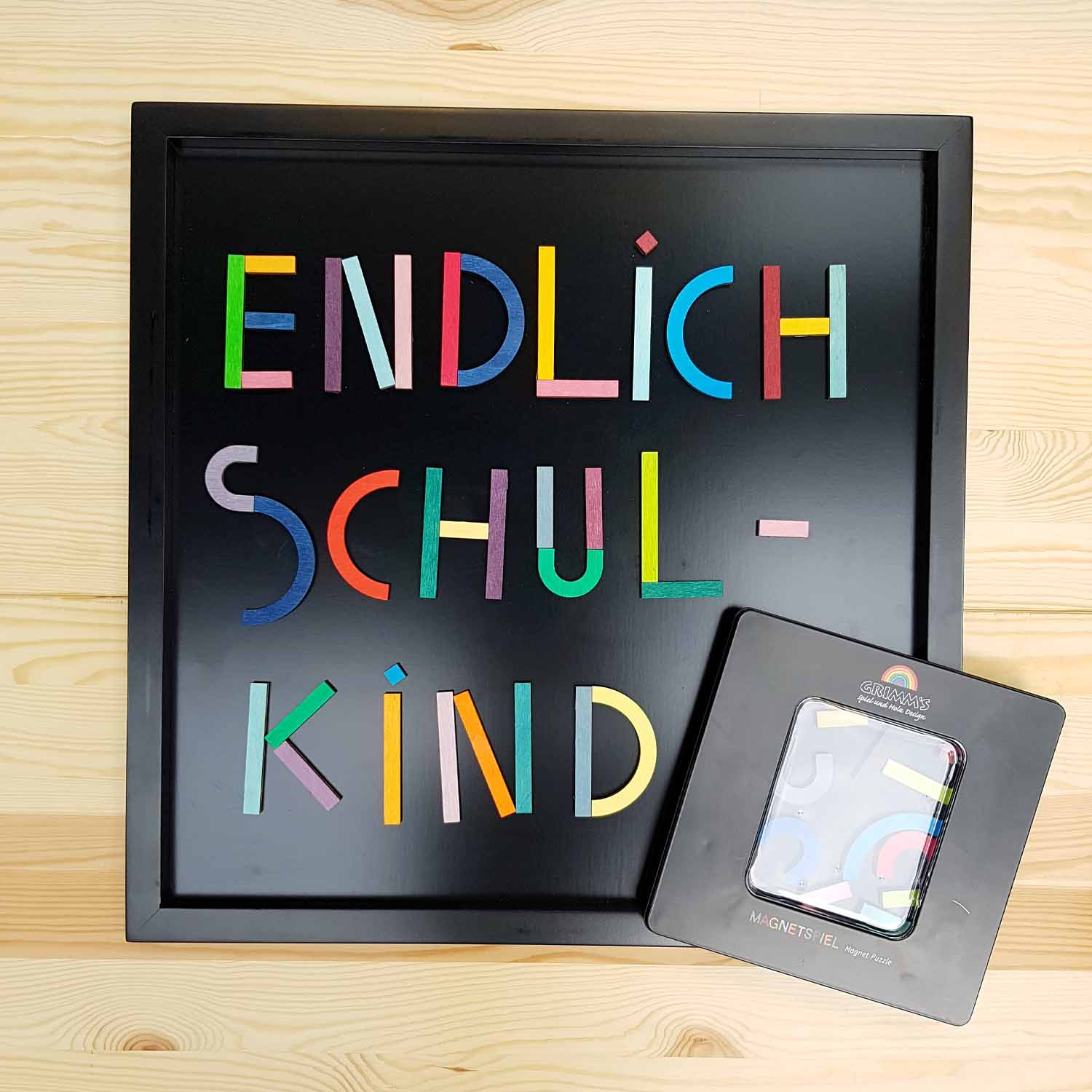 Magnettafel mit dem Schriftzug Endlich Schulkind. Erstelle aus dem Magnetspiel Alphabet von Grimms Holzspielzeug.