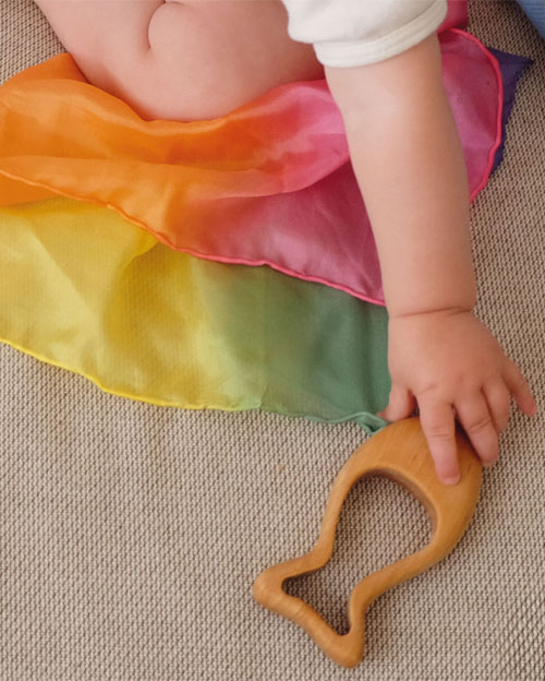 Baby Rassel aus Naturholz und Seidetuch