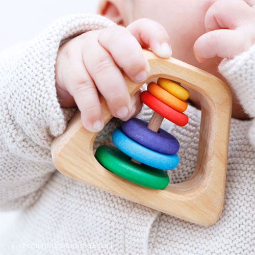Greifling und Rassel aus Holz: Babyspielzeug von Grimms