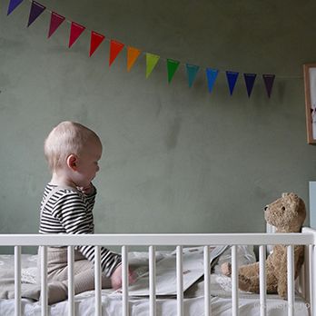 Bunte Wimpelkette aus Holz von Grimms als Kinderzimmer Deko