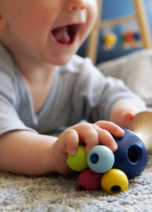 Rasseln und Greiflinge machen kleine Babys grosse Freude
