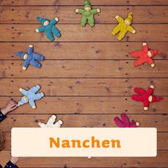 Nanchen: Puppen und Rasseln aus natürliche Stoffe und Materialien